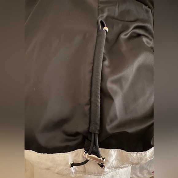 TORY BURCH CROPPED WHITE LOGO DOWN JACKET EUC - Picture 11 of 12